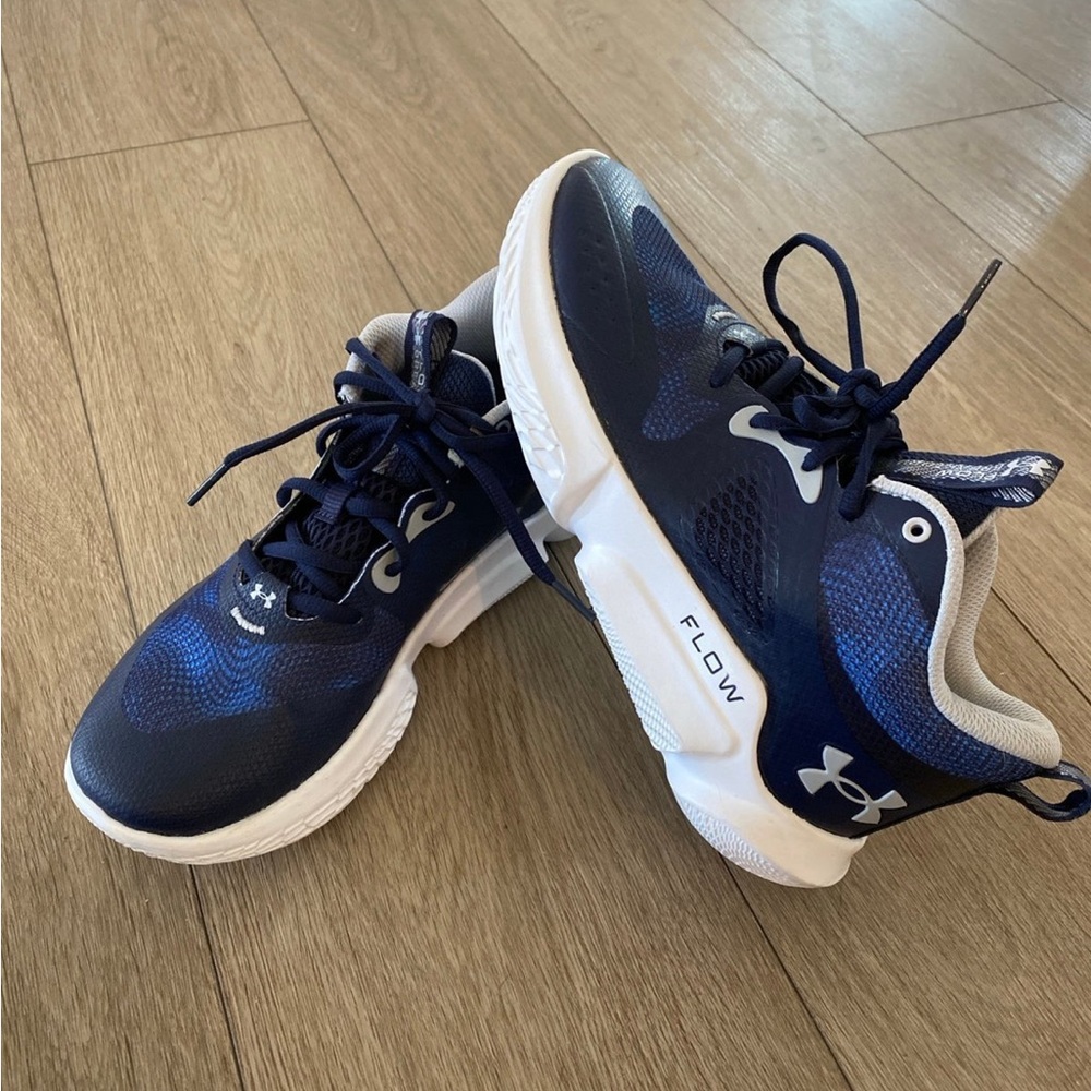 Under Armour Women’s Flow Breakthru sneakers size US 8 blue
